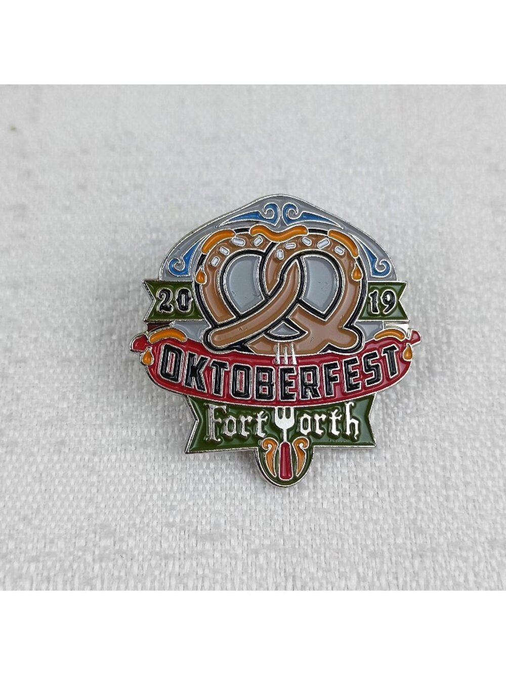 2019 Fort Worth Oktoberfest Pin Hat pretzel metal get white red green